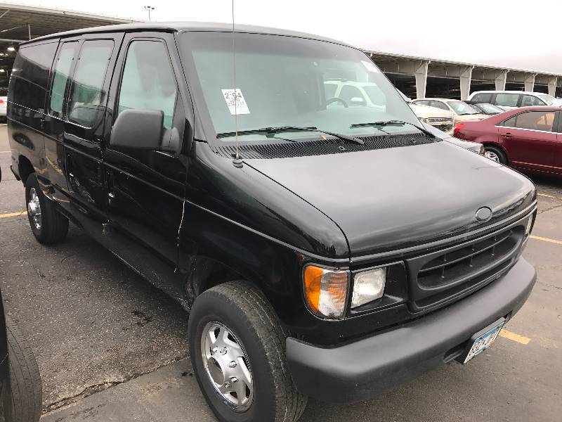 lot 23 image: 2000 Ford E-250 Cargo Van
