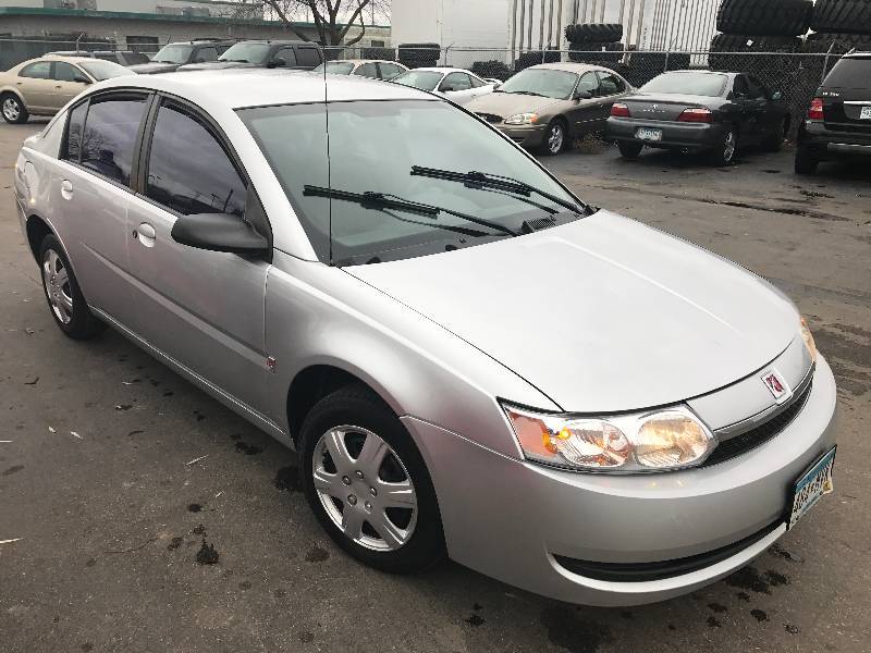 lot 27 image: 2004 Saturn Ion