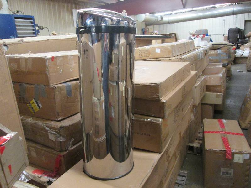 lot 93 image: 13 Gallon Automatically Opening Tra...