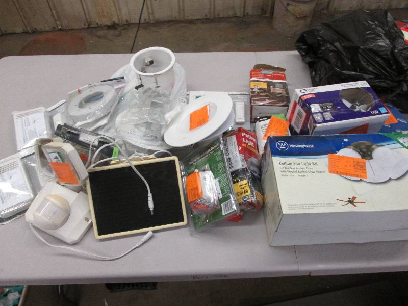 lot 128 image: Misc Lot of lighting & electricals...