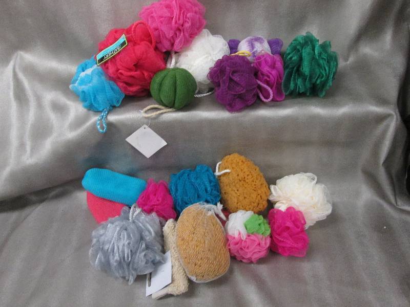 lot 160 image: Lot of 20 Assorted Style Bath Spong...