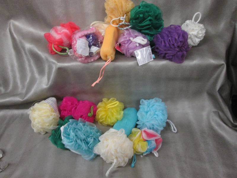 lot 164 image: Lot of 20 Assorted Style Bath Spong...