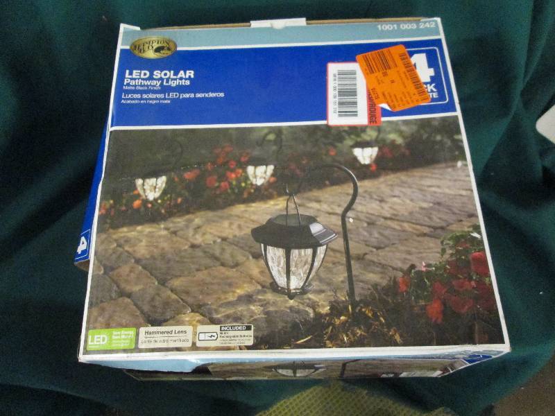 HAmpton Bay LED solar path lights 4...