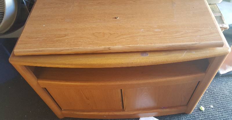 lot 5 image: TV Entertainment center with swivel top