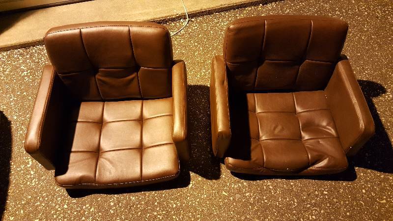 lot 10 image: Two bar stools