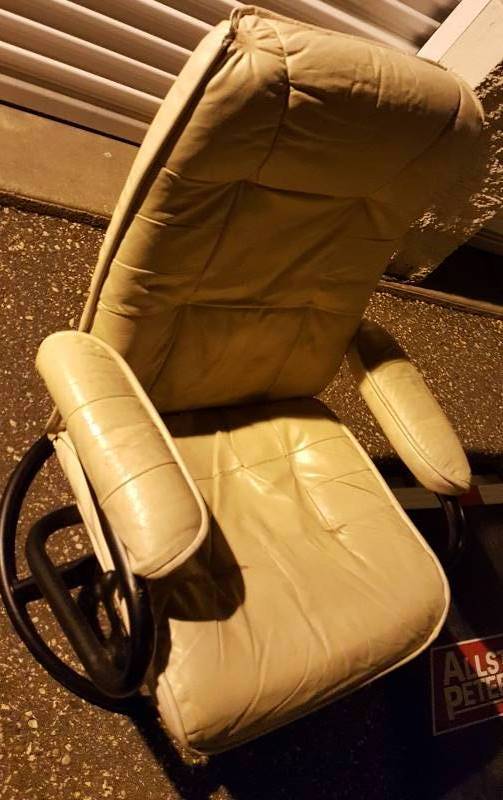 lot 21 image: Tan reclining cushioned chair