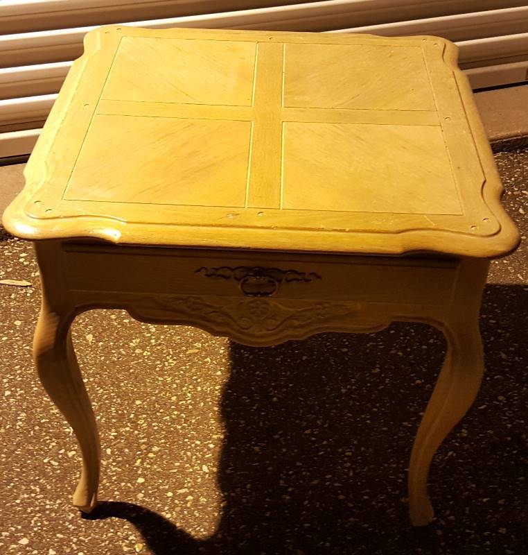lot 22 image: Blonde square end table with queen anne legs