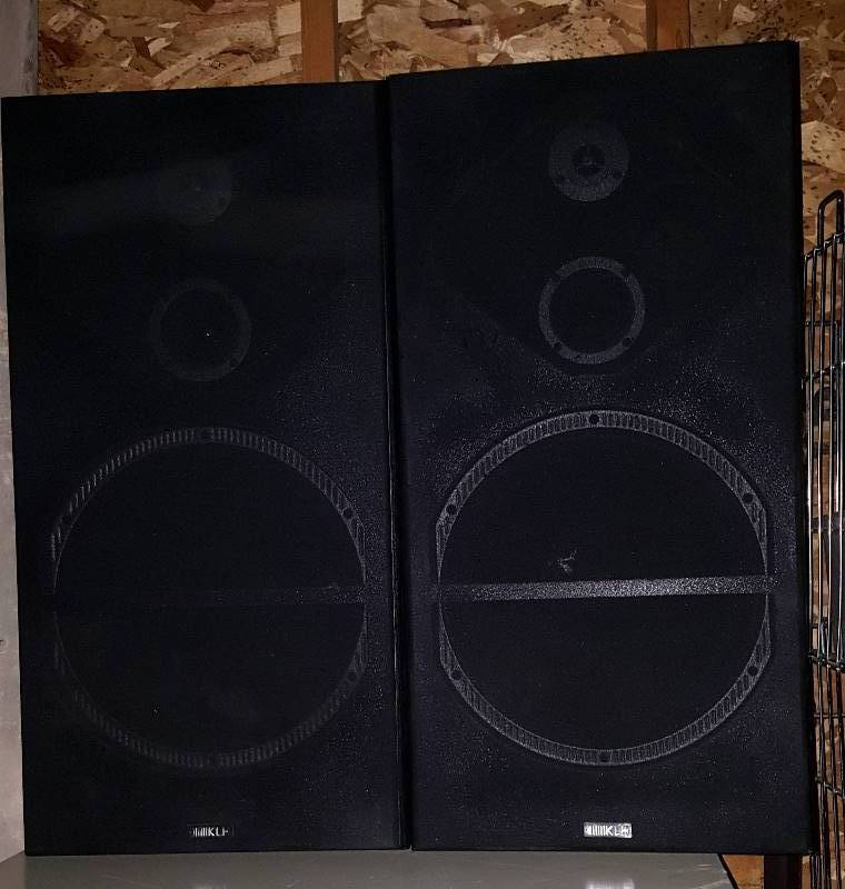 lot 24 image: Stereo speakers and Yamaha box