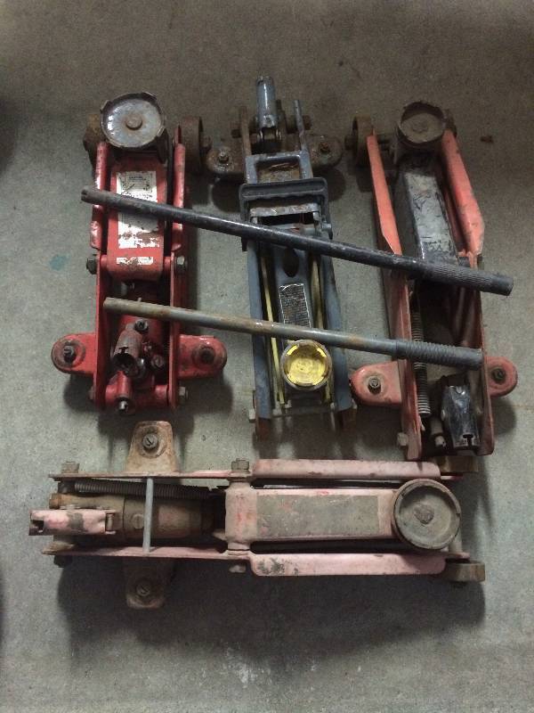 lot 33 image: Floor Jacks