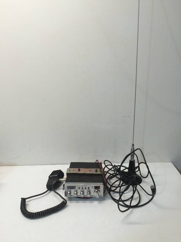 lot 66 image: Cobra CB Radio