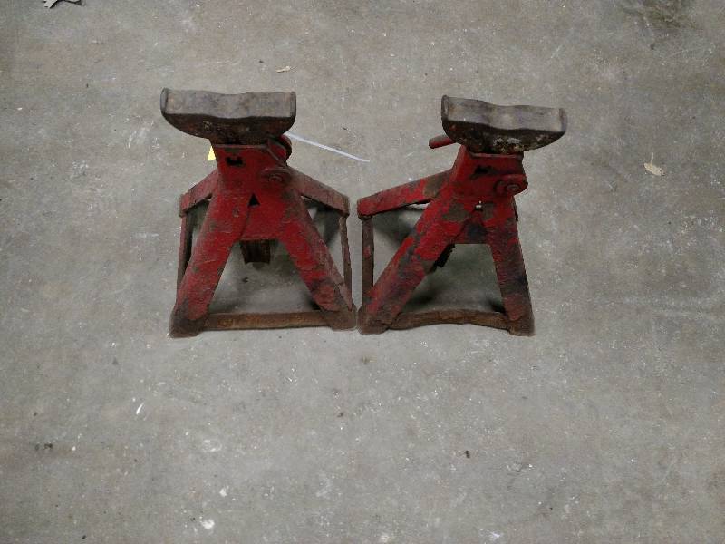 lot 108 image: (2) Heavy Duty Jack Stands...