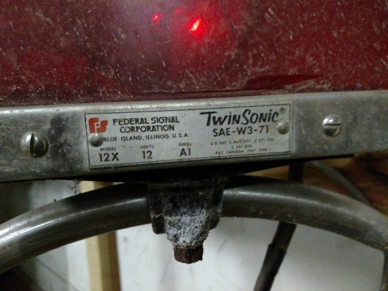 lot 114 image: Federal TwinSonic Light Bar, Model ...