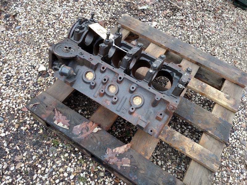 lot 53 image: Chev. 454 Block, 4 Bolt Main