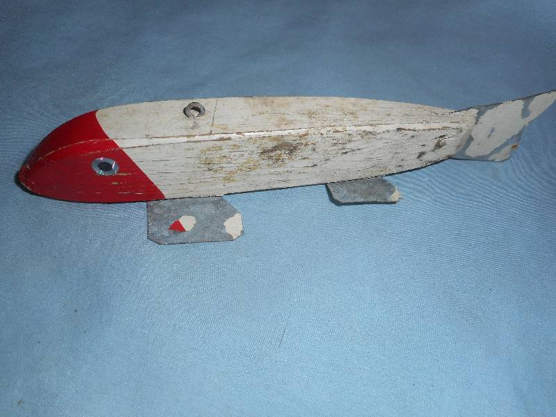 lot 4 image: ANTIQUE WOODEN FISH DECOY
