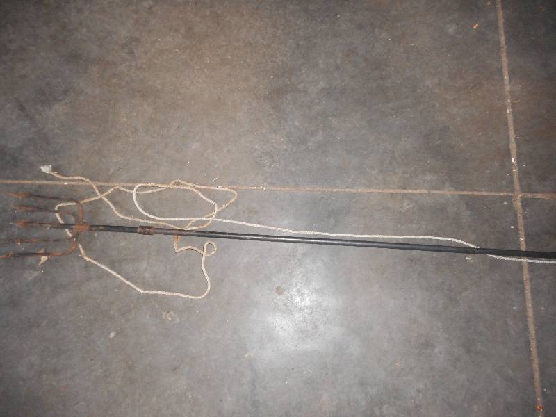lot 21 image: VINTAGE FISHING SPEAR