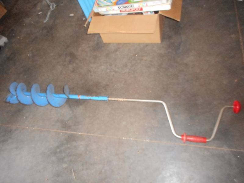 lot 25 image: HAND ICE AUGER
