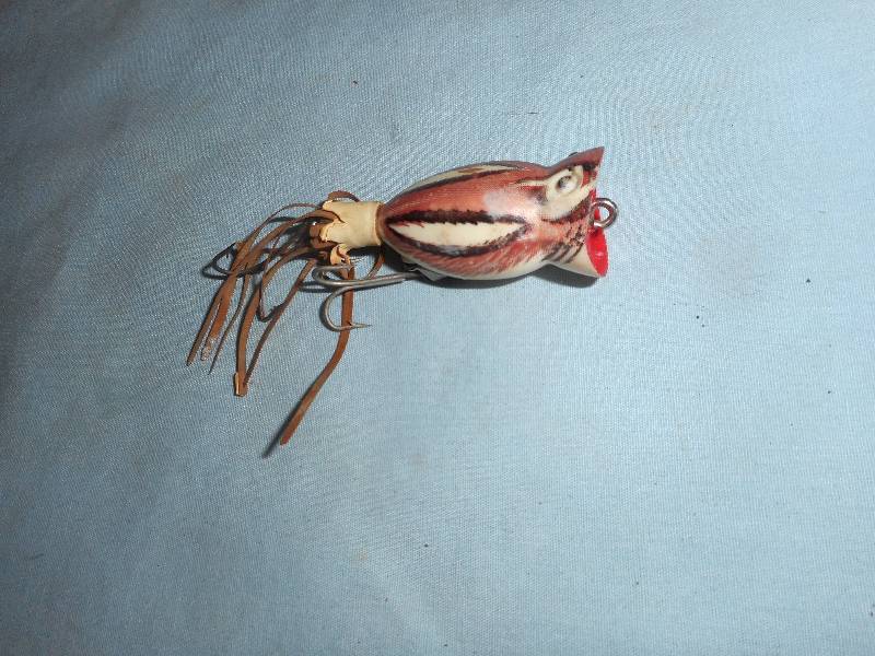 lot 35 image: VINTAGE PLUG LURE