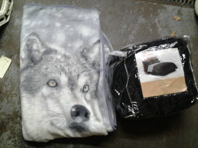 lot 10 image: Twin Comforter, Wolf Fleece Blanket