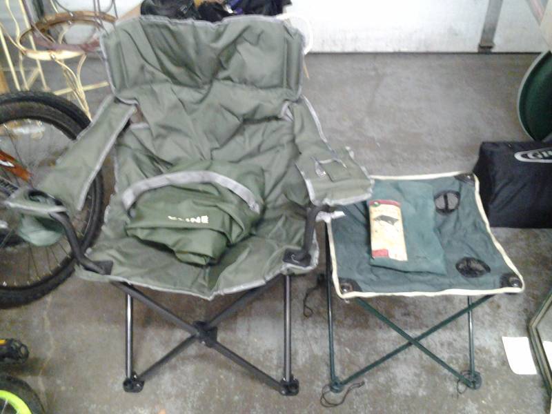 lot 15 image: Folding Camp Chair & Table