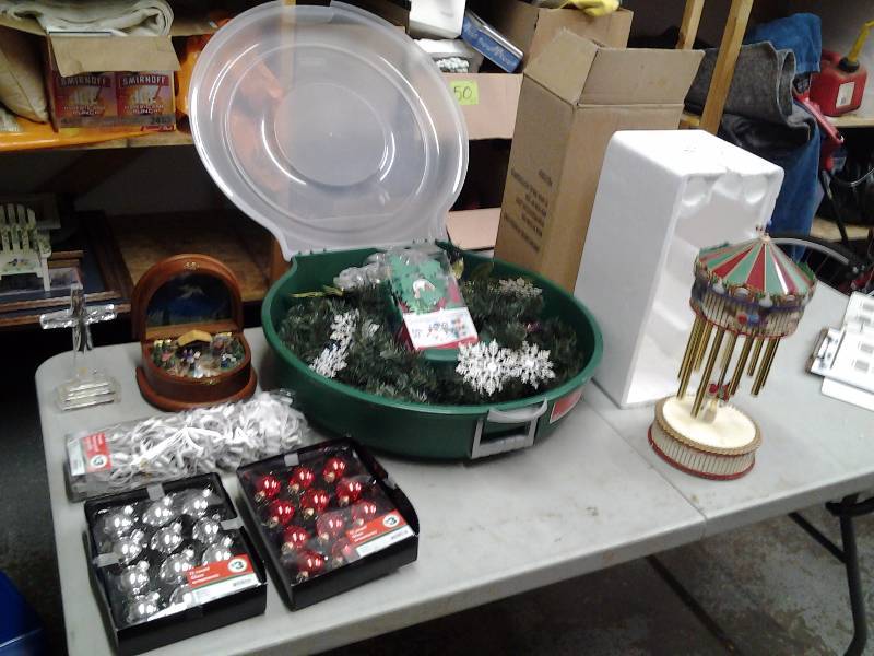 lot 16 image: Lot Of Christmas Related