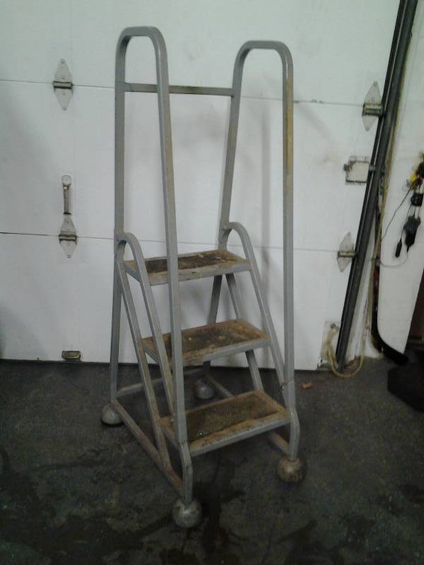 lot 24 image: 3-Step Rolling Metal Stairs