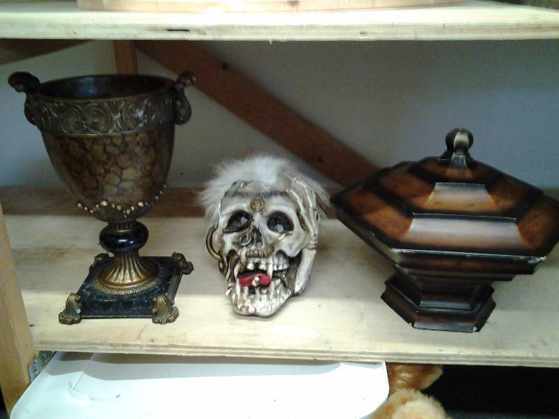 lot 47 image: 2-Urns, 1-Skull