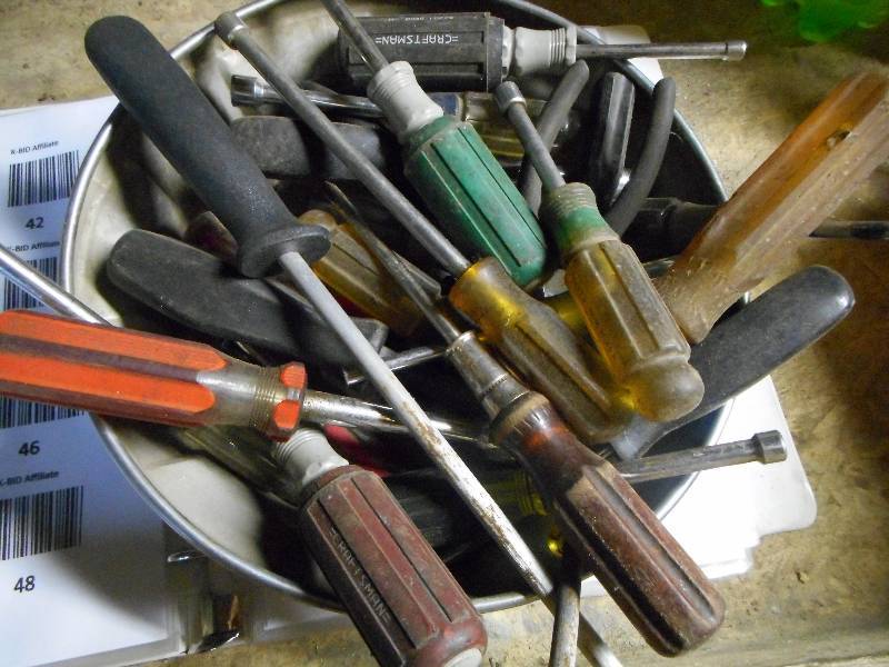 lot 48 image: TOTE OF NUT DRIVERS