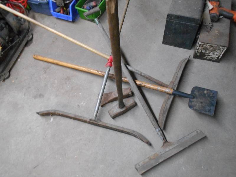 lot 78 image: LONG HANDLE TOOL LOT