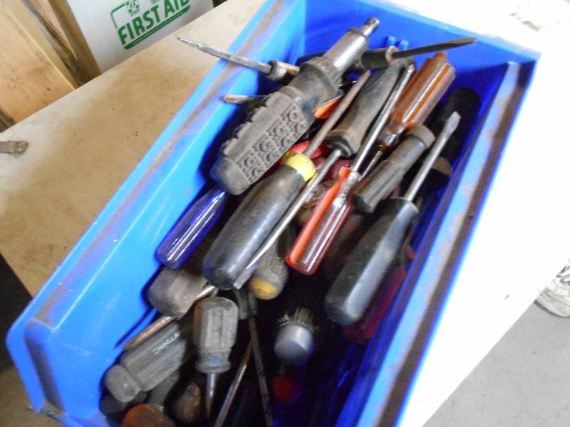 lot 84 image: TOTE OF SCREW DRIVERS