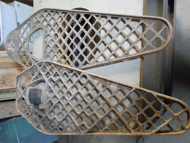 lot 85 image: SNOW SHOES
