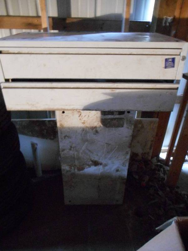 lot 108 image: 2 CABINETS WITH DRAWERS