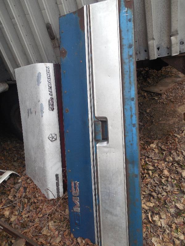 lot 12 image: GMC PICKUP TAILGATE