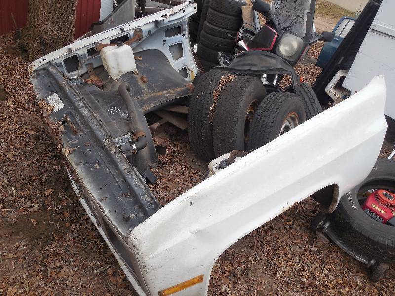 lot 15 image: MID 80S GM FRONT CLIP