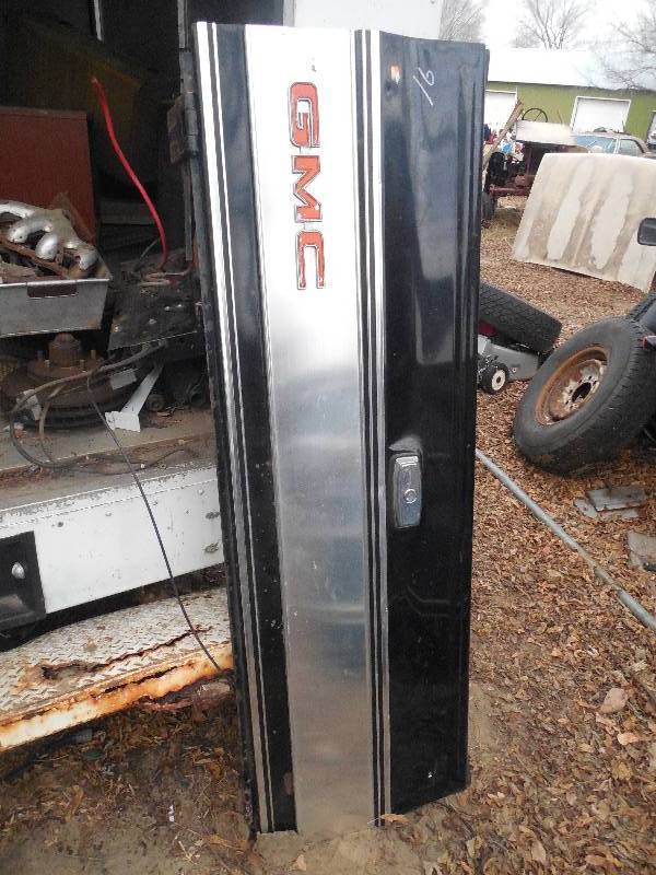 lot 16 image: GM TAIL GATE