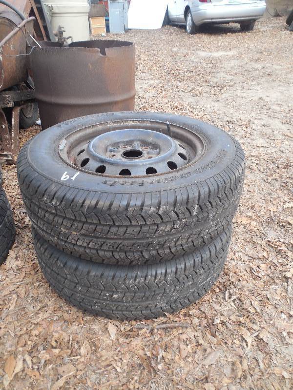 lot 19 image: 2 TIRES AND RIMS