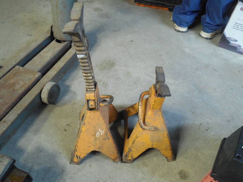 lot 30 image: 2 HEAVY DUTY JACK STANDS