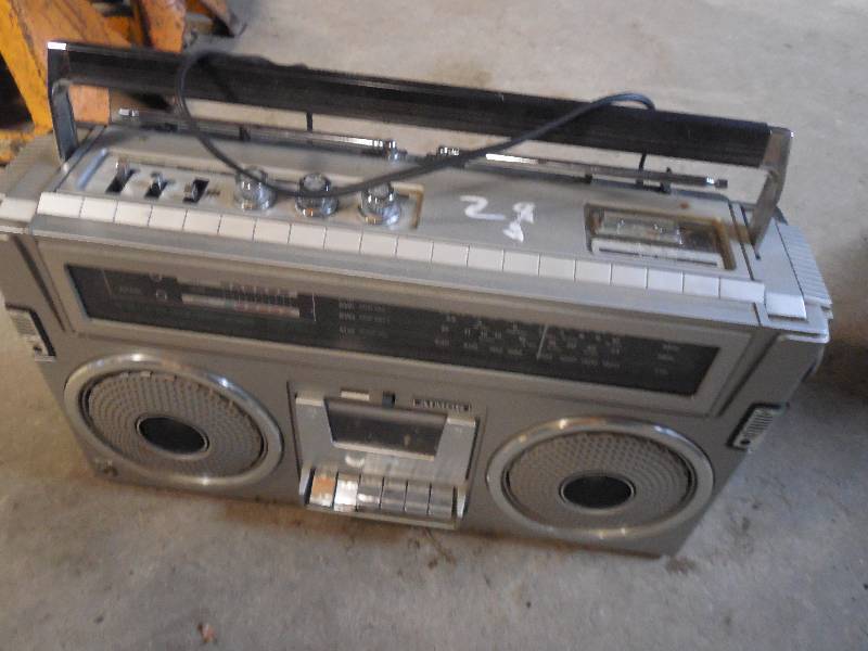 lot 29 image: RADIO