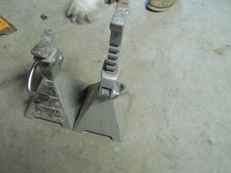 lot 34 image: JACK STANDS