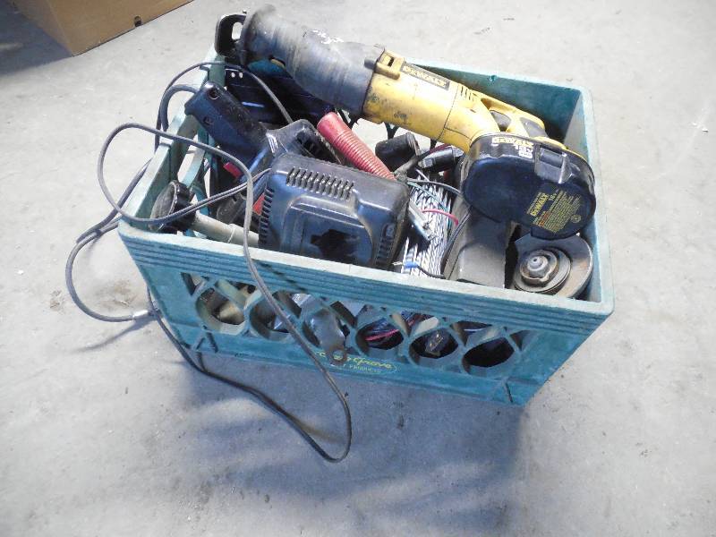 lot 38 image: CRATE OF TOOLS AND GARAGE ITEMS