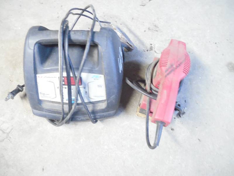 lot 43 image: BATTERY CHARGER AND SANDER