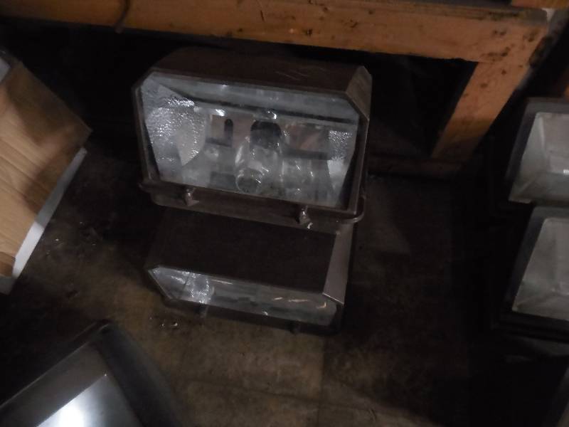 lot 117 image: 2 HEAVY DUTY SHOP LIGHTS