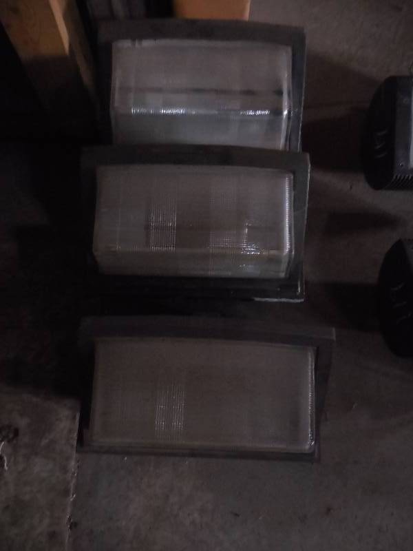 lot 118 image: 3 OUTDOOR SECUIRTY SHOP LIGHTS