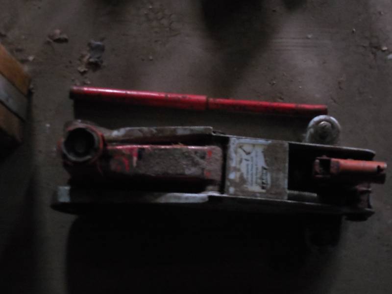 lot 122 image: 2 TON FLOOR JACK