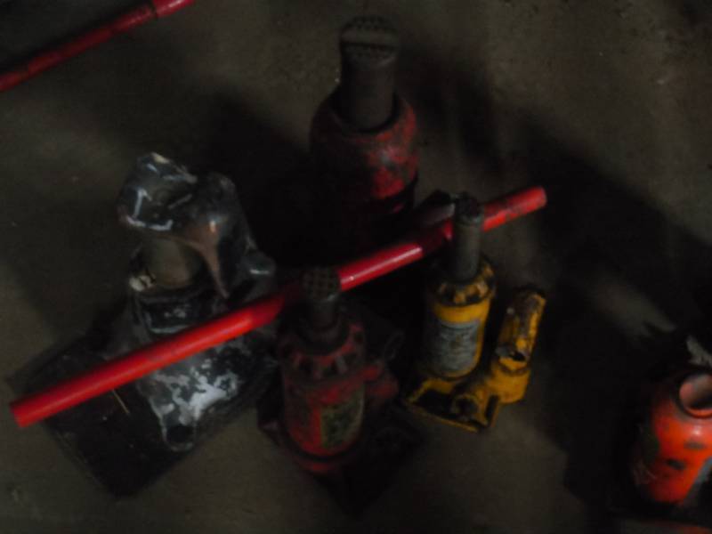 lot 123 image: 4 BOTTLE JACKS