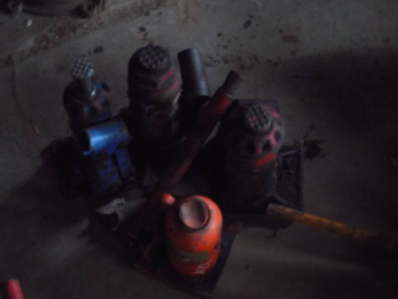 lot 124 image: 4 BOTTLE JACKS