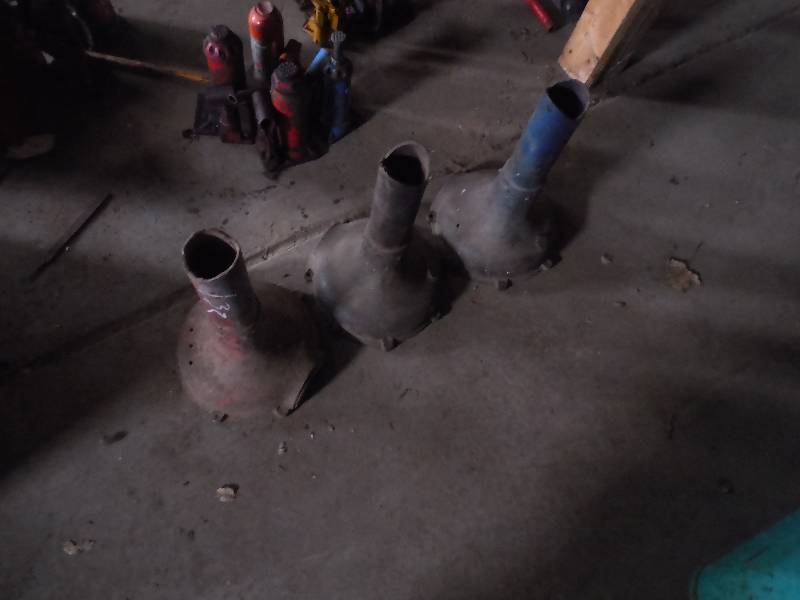 lot 132 image: 3 JACK STANDS