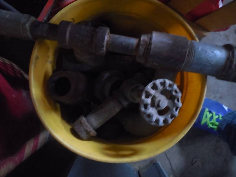 lot 136 image: PAIL LOT OF PIPE FITTINGS  AND VALVES