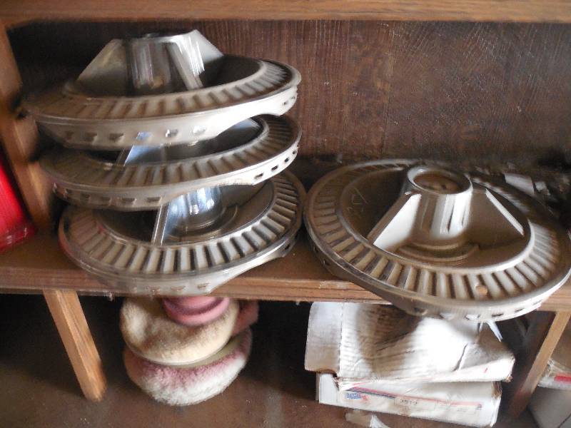 lot 156 image: 4 XL FORD HUB CAPS