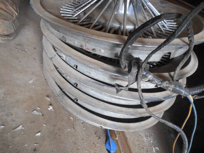lot 159 image: BUICK HUB CAPS