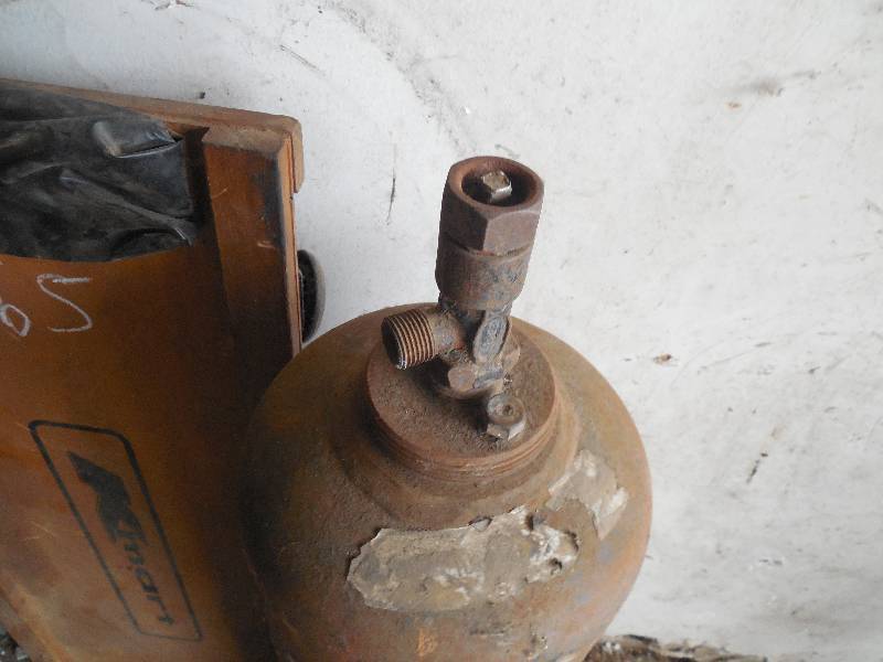 lot 165 image: POST HOLE DIGGER, TANK